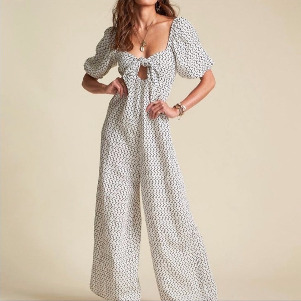 Shout it out Billabong jumpsuit M but fits like a small.